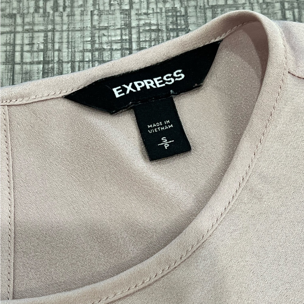Express Blush Pink Silk Like Short Sleeve Blouse Size Small - Picture 6 of 13